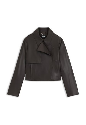 Veste en cuir noire raccourcie avec col large, rabat avant asymétrique et poches latérales verticales, posée à plat sur un fond blanc.