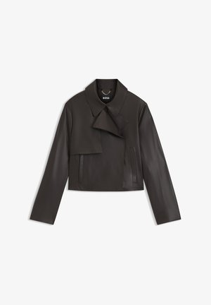 Veste en cuir noire raccourcie avec col large, rabat avant asymétrique et poches latérales verticales, posée à plat sur un fond blanc.