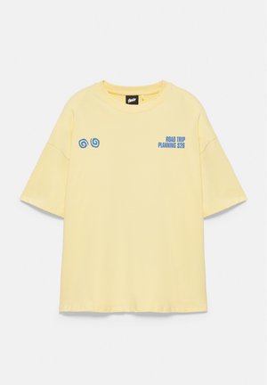 PULL&BEAR, STWD ROAD TRIP GRAPHIC - T-SHIRT - T-shirt imprimé - yellow