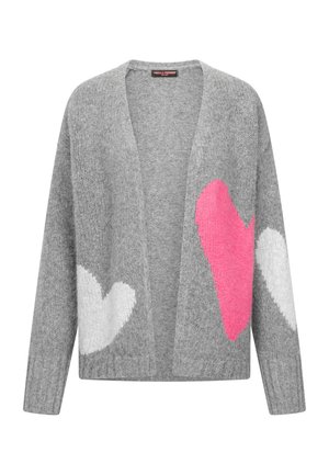 Graue Strickjacke mit offenem Vorderteil, großen weißen Herzen an den Ärmeln und einem leuchtend pinken Herz auf der rechten Vorderseite.