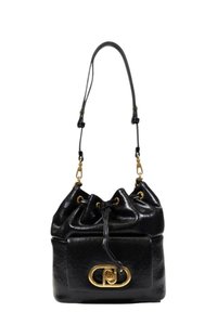 Borsa a secchiello in pelle nera con parte superiore arricciata, hardware dorato e tasca anteriore con chiusura circolare. Inclusa tracolla corta.