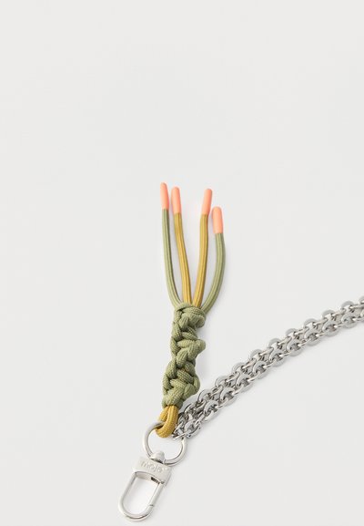 Μεταλλική αλυσίδα με προσάρτηση από παρακάντ σε ελιά πράσινο και κίτρινο, με πορτοκαλί άκρα και ασημένιο κλιπ για στερέωση αντικειμένων.