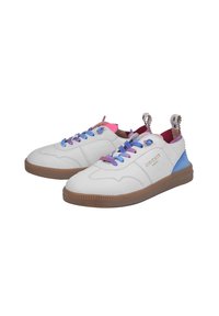 Sneakers in pelle bianca con accenti blu e rosa, suola in gomma marrone e linguetta testurizzata. Presentano lacci multicolori unici e linguette posteriori per il tiro.