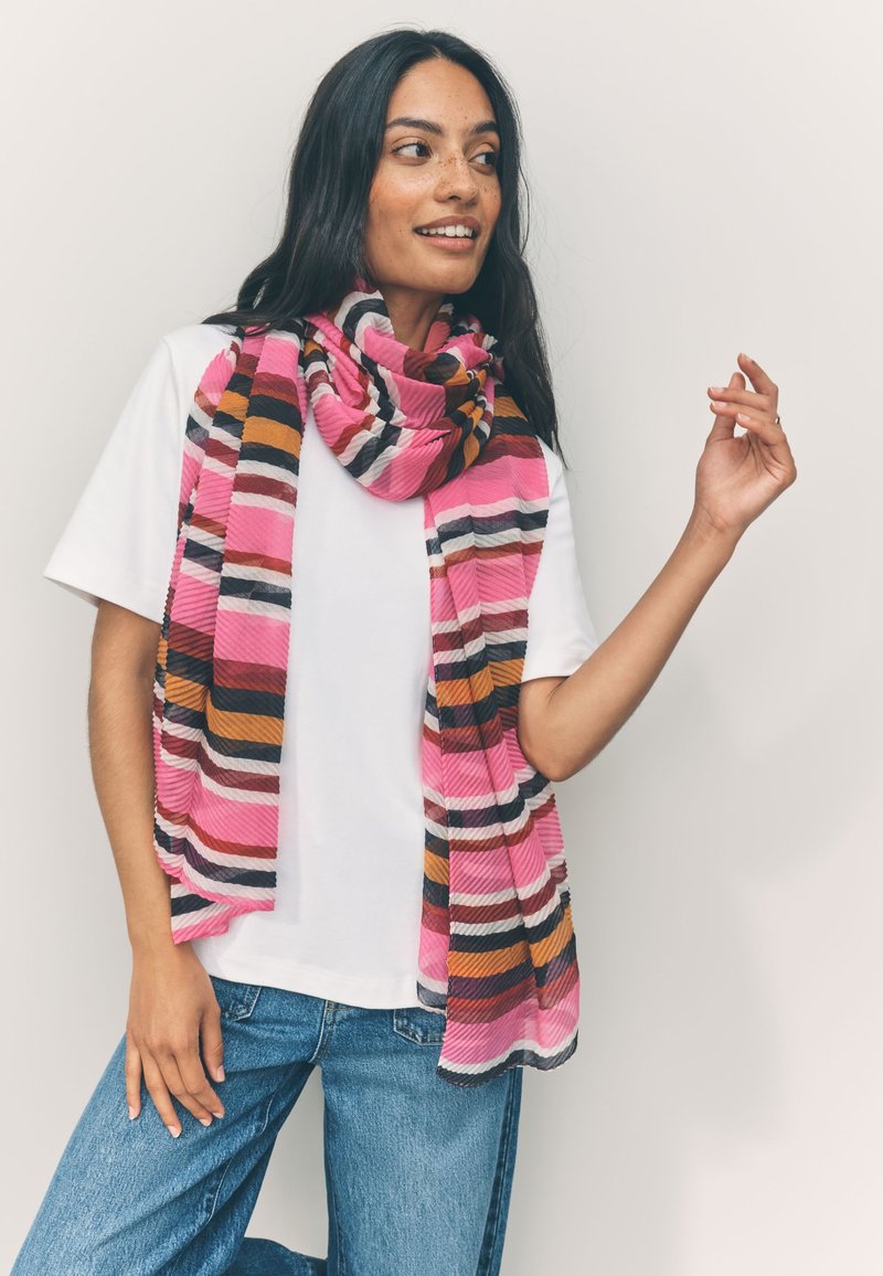 Sciarpa a righe con colori rosa, arancione e nero, con una trama leggera e un design fluente, elegantemente drappeggiata intorno al collo.