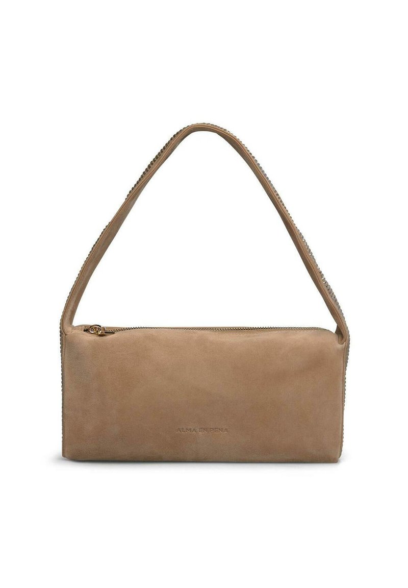 Beige suède handtas met een enkele, gebogen schouderriem en een ritssluiting. Kenmerkt een minimalistisch ontwerp met het merklogo op één zijde gegraveerd.