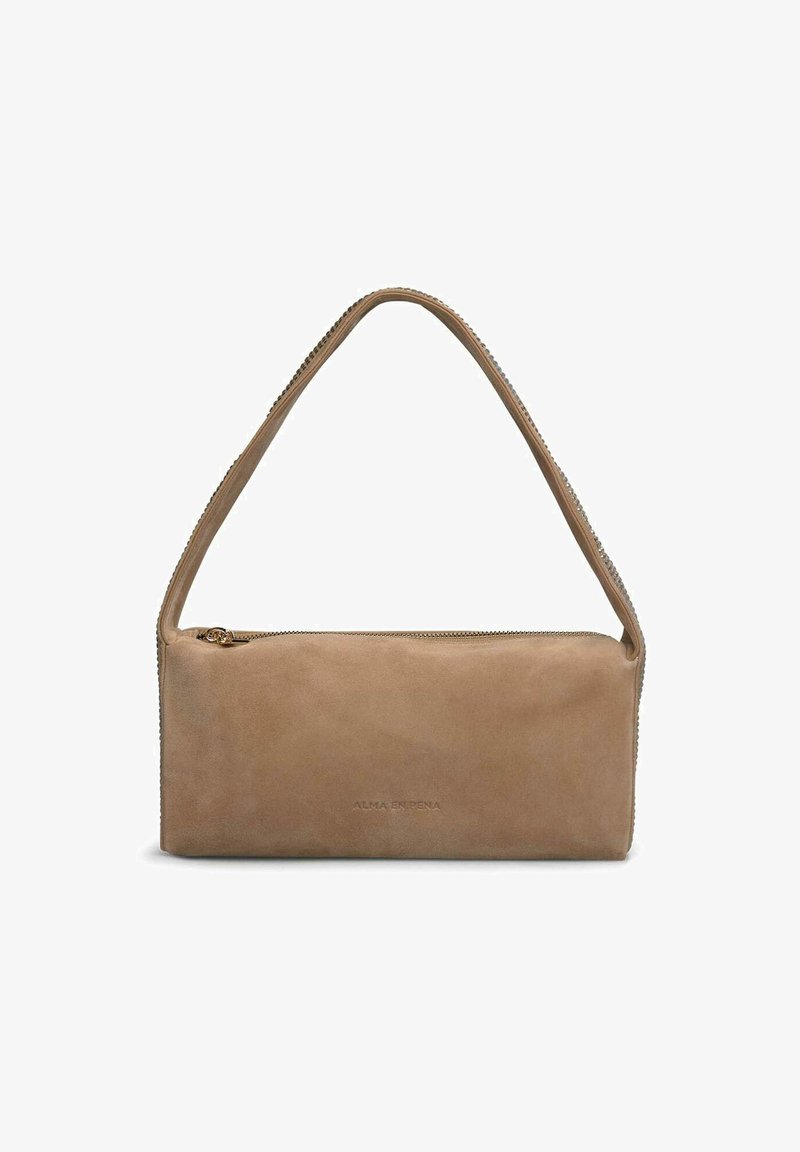 Beige suède handtas met een enkele, gebogen schouderriem en een ritssluiting. Kenmerkt een minimalistisch ontwerp met het merklogo op één zijde gegraveerd.