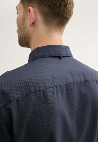 TOM TAILOR STRUKTURIERTES MIT BRUSTTASCHE - Camicia - dark blue small structure
