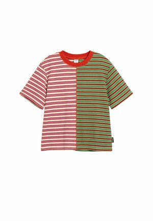 Gestreiftes T-Shirt mit einer roten und weißen Seite und einer grünen Seite. Es hat einen runden orangefarbenen Halsausschnitt und locker sitzende kurze Ärmel.