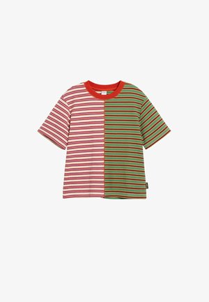 Pasiasta koszulka z czerwoną i białą stroną oraz zieloną stroną. Posiada okrągły pomarańczowy dekolt i luźne krótkie rękawy.