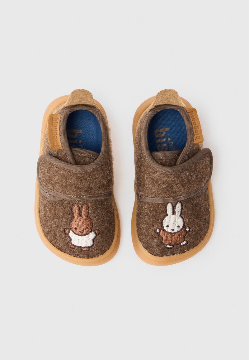 Des chaussons marron pour tout-petits avec des sangles Velcro, ornés de lapins animés brodés portant des robes, et des semelles en caoutchouc douces.