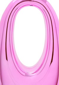 Genomskinlig rosa vas med rund form och slät yta, som har en bred öppning och en glänsande finish.