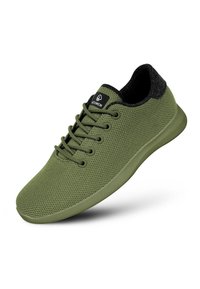 Grüne Sneaker aus Mesh mit strukturierter Oberfläche, runden Schnürsenkeln und einem schwarzen, gepolsterten Kragen. Mit einem Logo-Patch auf der Zunge.