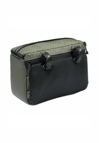Borsa rettangolare realizzata in materiali a rete texturizzati verde oliva e neri, con doppi scomparti con zip e maniglie decorative.