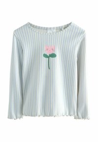 Haut à manches longues rayé bleu clair avec un col rond et un ourlet festonné, présentant une application de fleur rose et des feuilles vertes au centre.