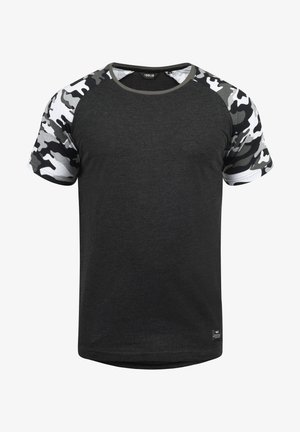Férfi póló, sötétszürke test fekete-fehér kamuflázs mintás ujjaival, kerek nyakkivágással, rövid ujjú, sima textúrájú, normál szabású.