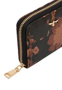 Portafoglio a stampa floreale in PVC nero e marrone con cerniera e accessori dorati. Caratterizzato da dettagliati motivi floreali e un accento a forma di ape sul tirante della cerniera.