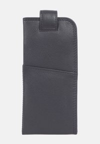 Grå läder telefonfodral med en strukturerad yta, magnetisk stängning och en sidoficka för kort. Rektangulär form med noggrant sömnad.
