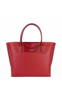 Borsa tote in pelle rossa con superficie testurizzata, due manici robusti e un dettaglio a forma di triangolo sul lembo. Presenta un logo impresso sul fronte.