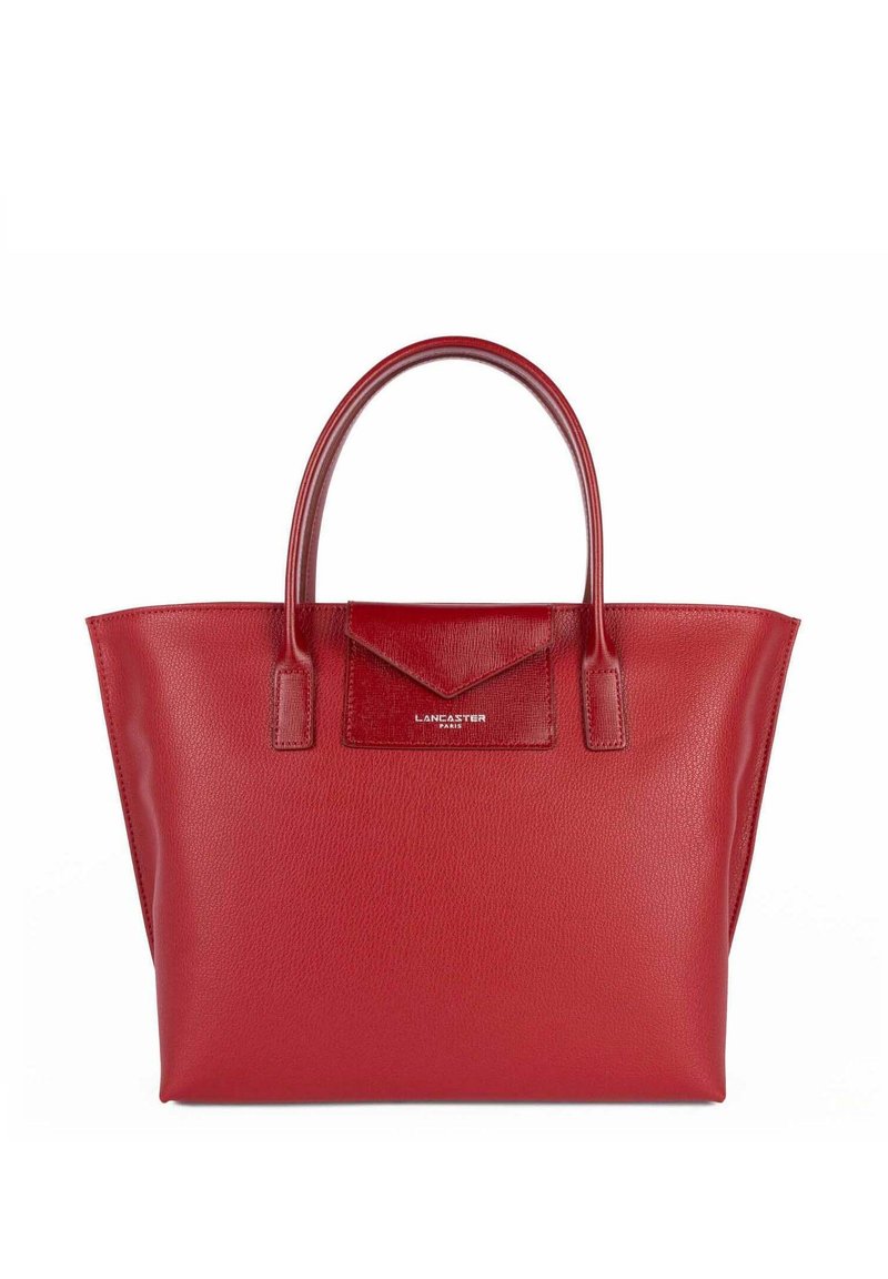 Borsa tote in pelle rossa con superficie testurizzata, due manici robusti e un dettaglio a forma di triangolo sul lembo. Presenta un logo impresso sul fronte.