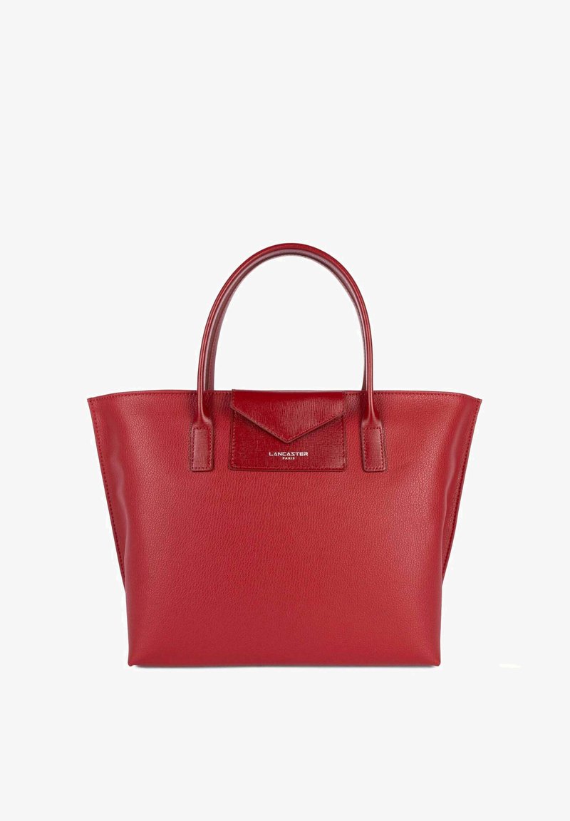 Borsa tote in pelle rossa con superficie testurizzata, due manici robusti e un dettaglio a forma di triangolo sul lembo. Presenta un logo impresso sul fronte.
