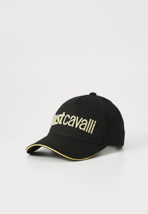 Zwarte baseballcap met gouden borduurwerk "just cavalli" en gouden bies langs de rand van de gebogen rand op een witte achtergrond.