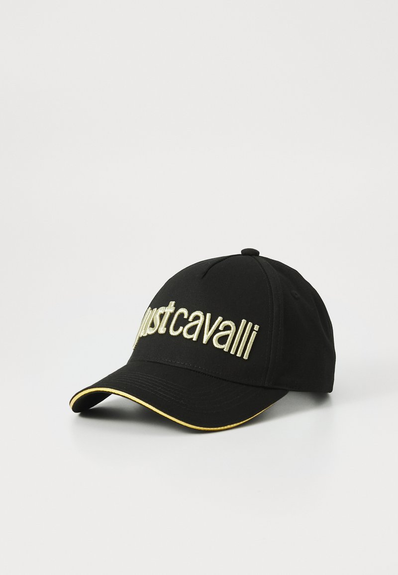 Boné de beisebol preto com bordado dourado "just cavalli" e acabamento dourado ao longo da borda da aba curva em um fundo branco.