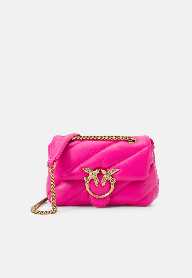 Bolso de mano de cuero acolchado en color rosa, con una cadena dorada y un cierre decorativo que presenta dos motivos de aves. Diseño compacto con un acabado texturizado.