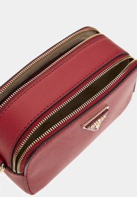 Guess NOELLE CROSSBODY CAMERA - Borsa a tracolla - rot