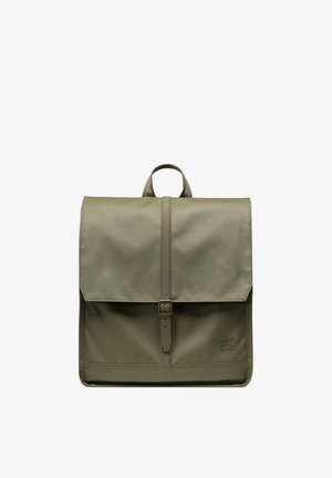 Zaino verde oliva realizzato in tessuto liscio, con patta a chiusura con fibbia, manico superiore e logo in rilievo sulla parte anteriore.