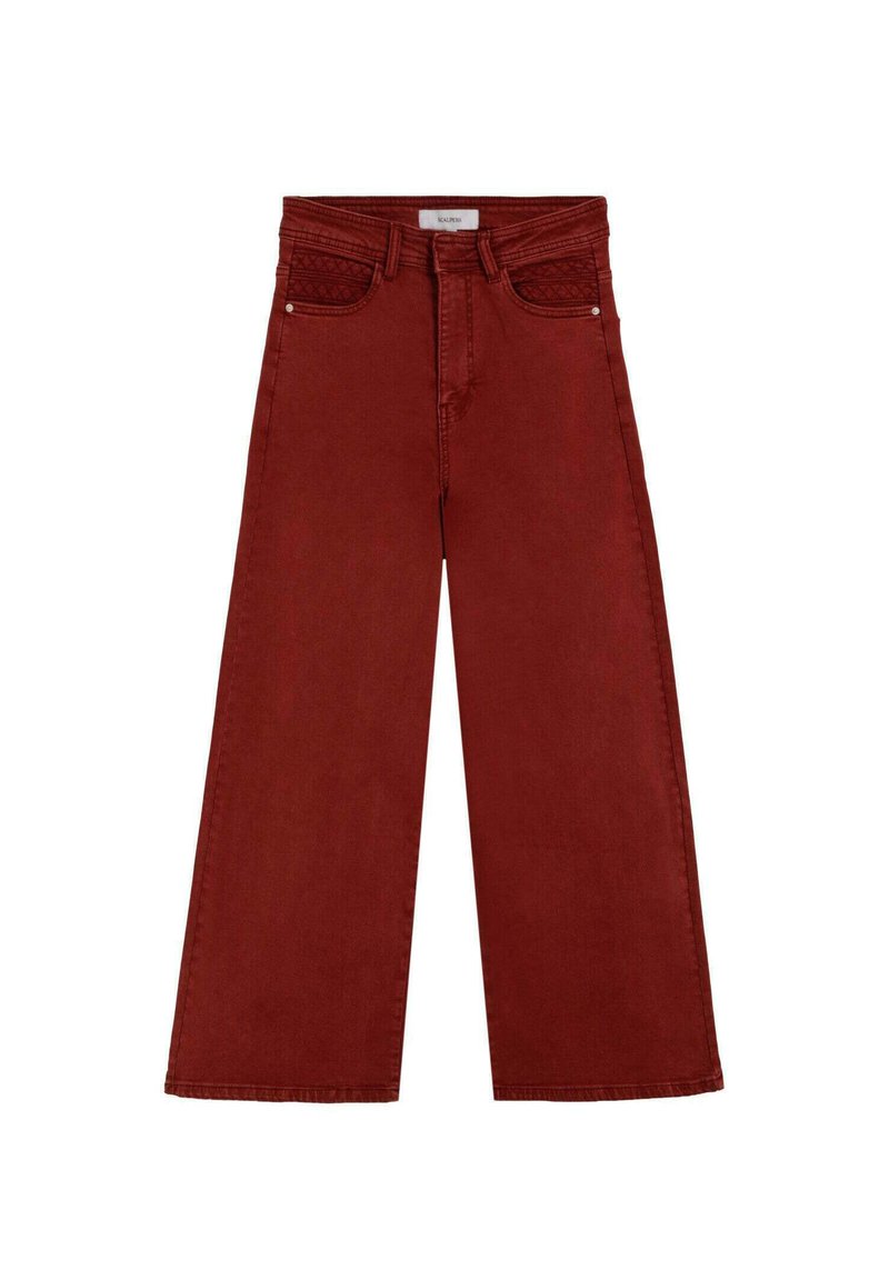 Vaqueros rojos de cintura alta y pierna ancha con bolsillos frontales que presentan patrones de diamante cosidos y lazos para cinturón.