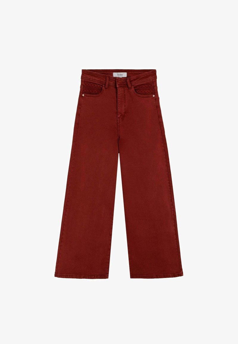 Vaqueros rojos de cintura alta y pierna ancha con bolsillos frontales que presentan patrones de diamante cosidos y lazos para cinturón.