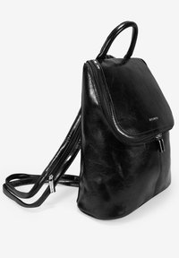 Mochila de cuero negro con una forma estructurada, parte superior redondeada, bolsillo frontal y correas ajustables, que presenta una textura suave y un acabado brillante.