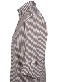 Bruin en wit gestreepte lange mouwen shirt met een button-down kraag, manchet mouwen en een zachte stoftextuur. Klassiek pasvorm ontwerp.