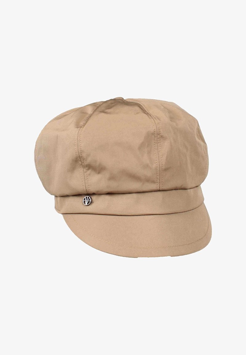 Bēšas auduma cepure ar noapaļotu kroni un īsu, stingru vizu. Priekšējā joslā ir dekoratīva logotipa poga. Gluda tekstūra.