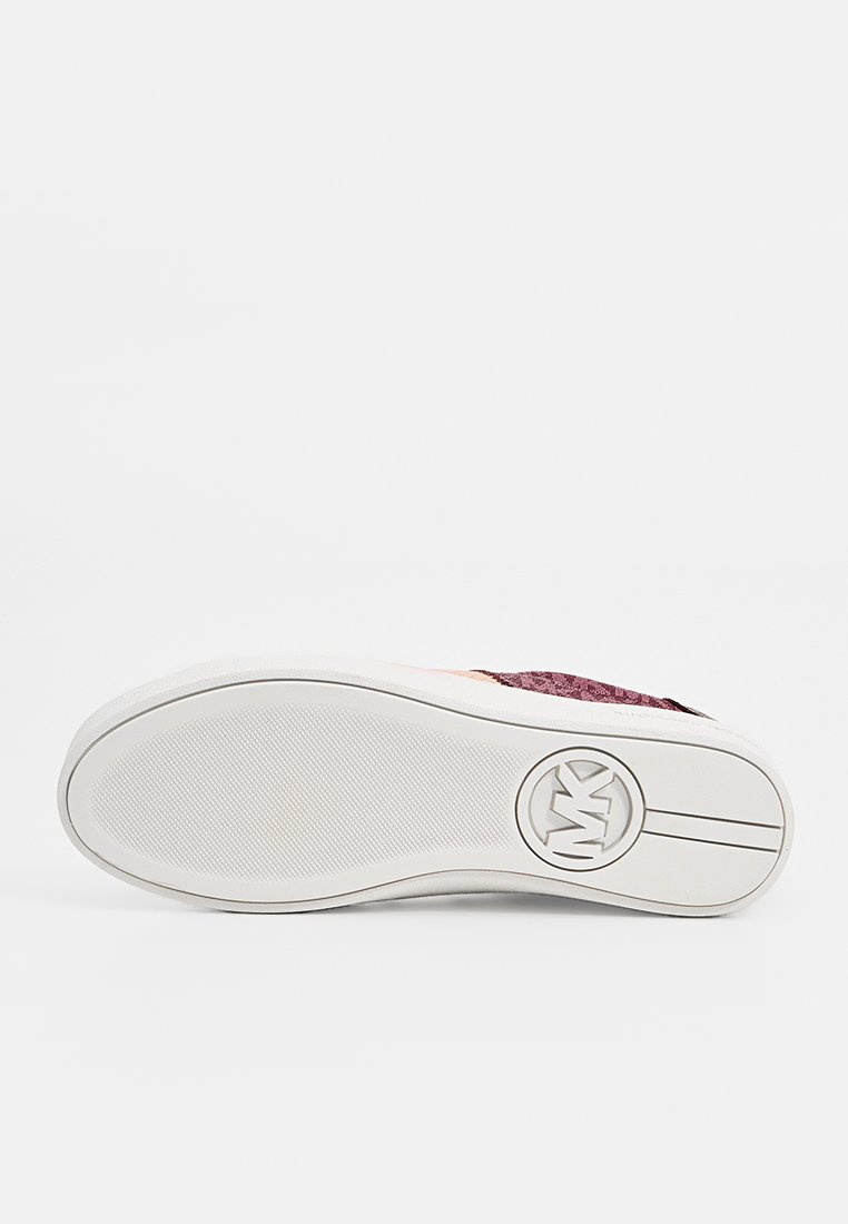 Semelle de basket blanche avec une surface texturée, présentant un logo circulaire et des accents rose-violet le long du côté pour des détails supplémentaires.