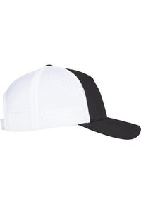 Fekete-fehér baseball sapka, fekete elülső panellel, fehér hálós hátrésszel, ívelt napellenzővel és csattal záródó hátsó résszel.