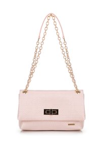 Sac à main texturé rose avec une chaîne dorée, doté d'un fermoir noir et d'un logo subtil sur un côté. Forme rectangulaire.