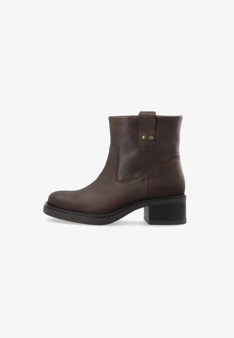 Braune Leder-Stiefelette mit runder Zehenpartie, gestapeltem Absatz, seitlicher Naht und einem Zugband mit zwei Metallnieten für ein einfaches Anziehen.