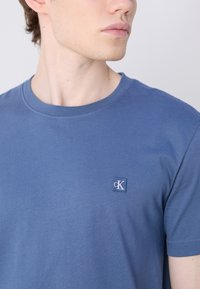 Calvin Klein Jeans EMBRO BADGE - Jednoduché tričko - blue coast