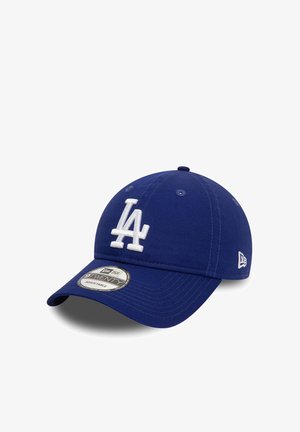Boné de baseball azul em algodão com logotipo "LA" bordado em branco. Apresenta uma aba curva, faixa ajustável e design estruturado para retenção da forma.