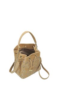 Bolso bucket de ante marrón con herrajes metálicos, intrincado patrón de espiral de rhinestones, asa superior y correa de hombro ajustable.
