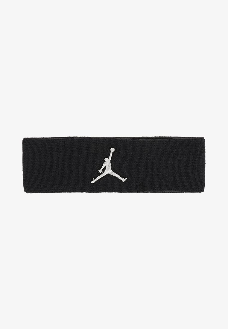 Crna tkanina traka za glavu s teksturiranim završetkom, koja sadrži bijeli vezeni Jumpman logo u središtu.