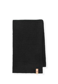 Czarny prążkowany szalik wykonany z teksturowanego materiału z małą skórzaną metką z literą "W" na jednym końcu. Miękki i ciepły design.