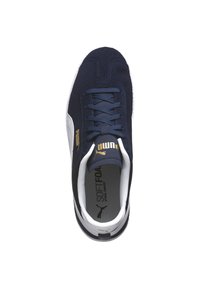 Zapatilla de color azul marino con detalles en blanco, material de ante suave, logotipo dorado, cierre de cordones y plantilla acolchada para mayor comodidad.