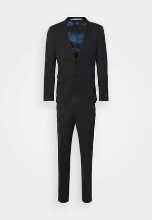 Schwarzer Anzug mit einem Ein-Knopf-Blazer und passender Hose, mit einem blauen, gemusterten Innenfutter. Glattes Material und maßgeschneiderte Designs.