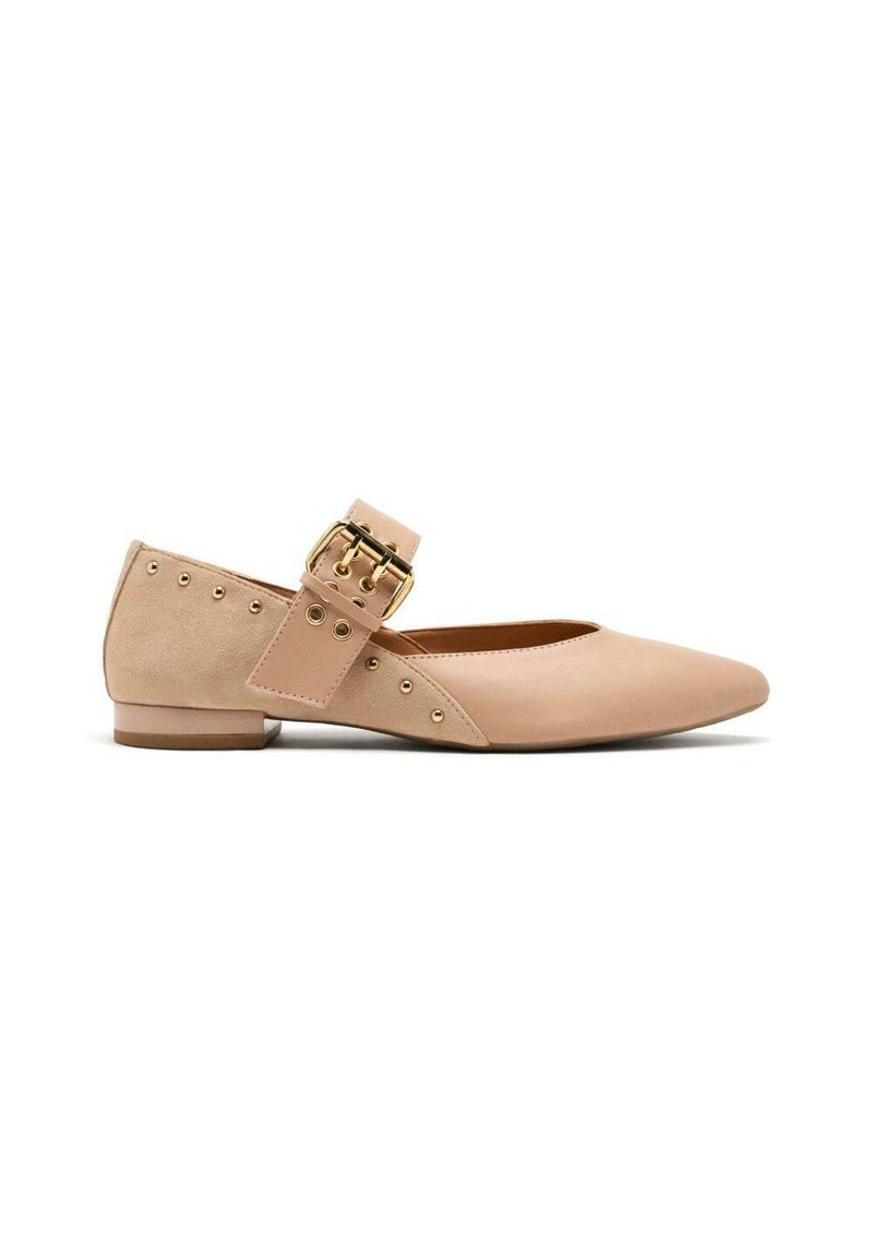 Bailarina beige con punta afilada, texturas de ante y cuero liso, que presenta una correa con hebilla dorada y tachuelas doradas a lo largo del costado.