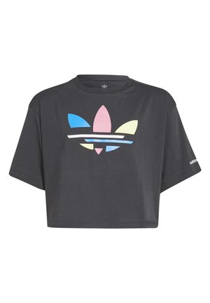 Sort cropped Adidas t-shirt med et multifarvet trefoil-logo foran og hvid Adidas-tekst på venstre ærme.