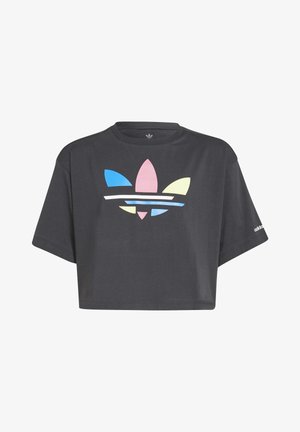 Czarny krótki t-shirt Adidas z wielokolorowym logo trójlistka na przodzie oraz białym napisem Adidas na lewym rękawie.