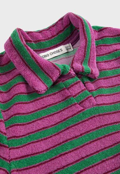 Polo pour enfants avec rayures horizontales texturées violettes et vertes et col plié, étiquette de taille indiquant 4-5 ans, 110 cm.