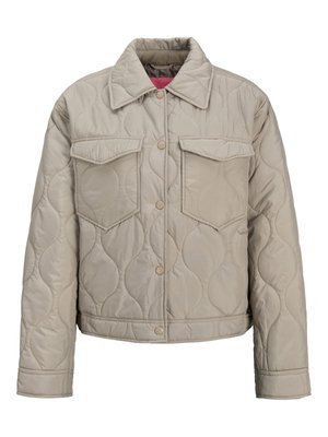 Světlá béžová prošívaná bunda se zapínáním na druky, dvěma předními kapsami s klopou a límcem, vykazující mírně polstrovanou texturu.